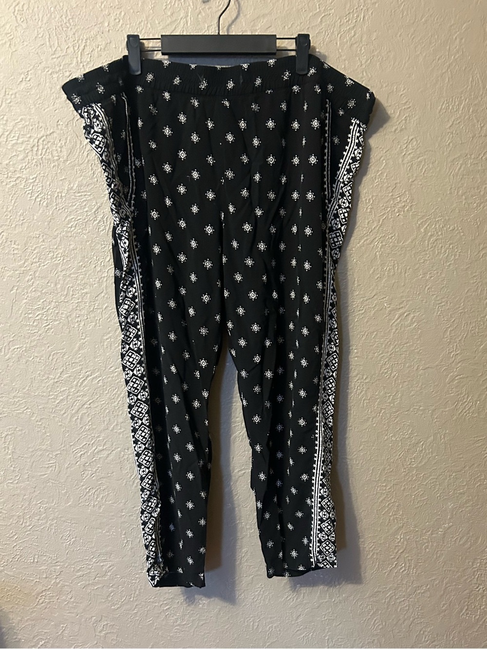 Old Navy Black Cropped Elastic-Waist Patterned Pants